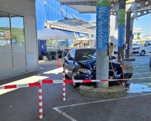 Автомобил се заби в колона на паркинга на МЕТРО в Благоевград