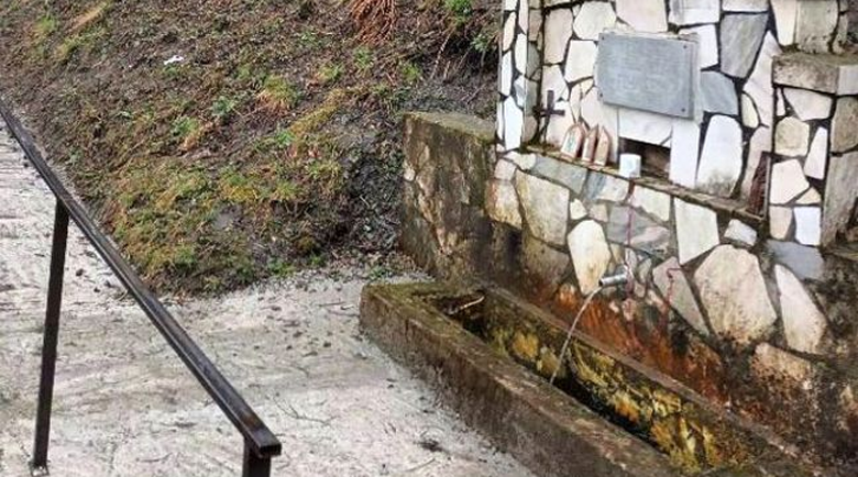 Лечебен извор води туристи в Сатовча Лечебен извор води туристи в Сатовча