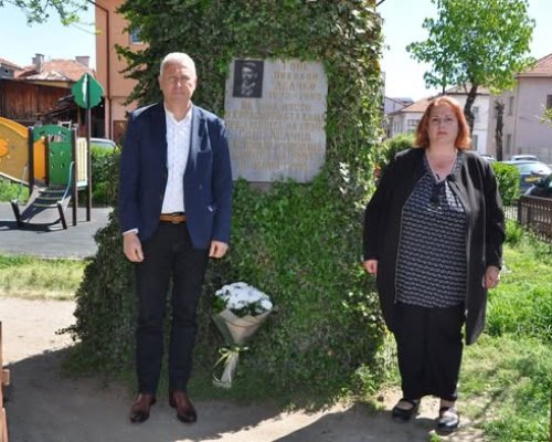 Цветя и почит пред паметника на Гоце Делчев в Разлог