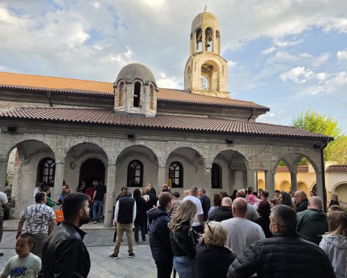 Стотици вярващи се стекоха в манастир  Св. Георги Победоносец  в Хаджидимово в навечерието на празника