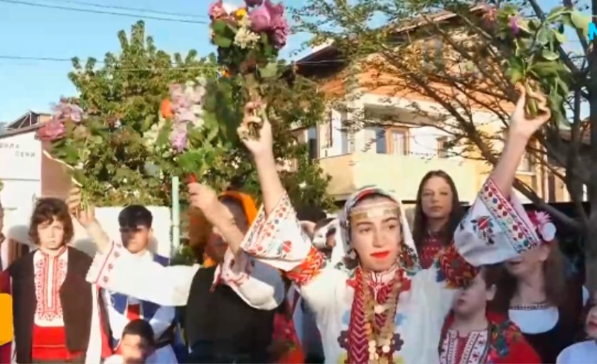 В Добринище топят китки на Гергьовден за здраве и любов В Добринище топят китки на Гергьовден за здраве и любов