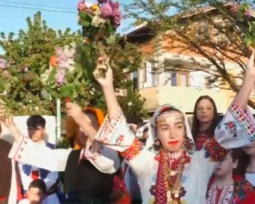 В Добринище топят китки на Гергьовден за здраве и любов