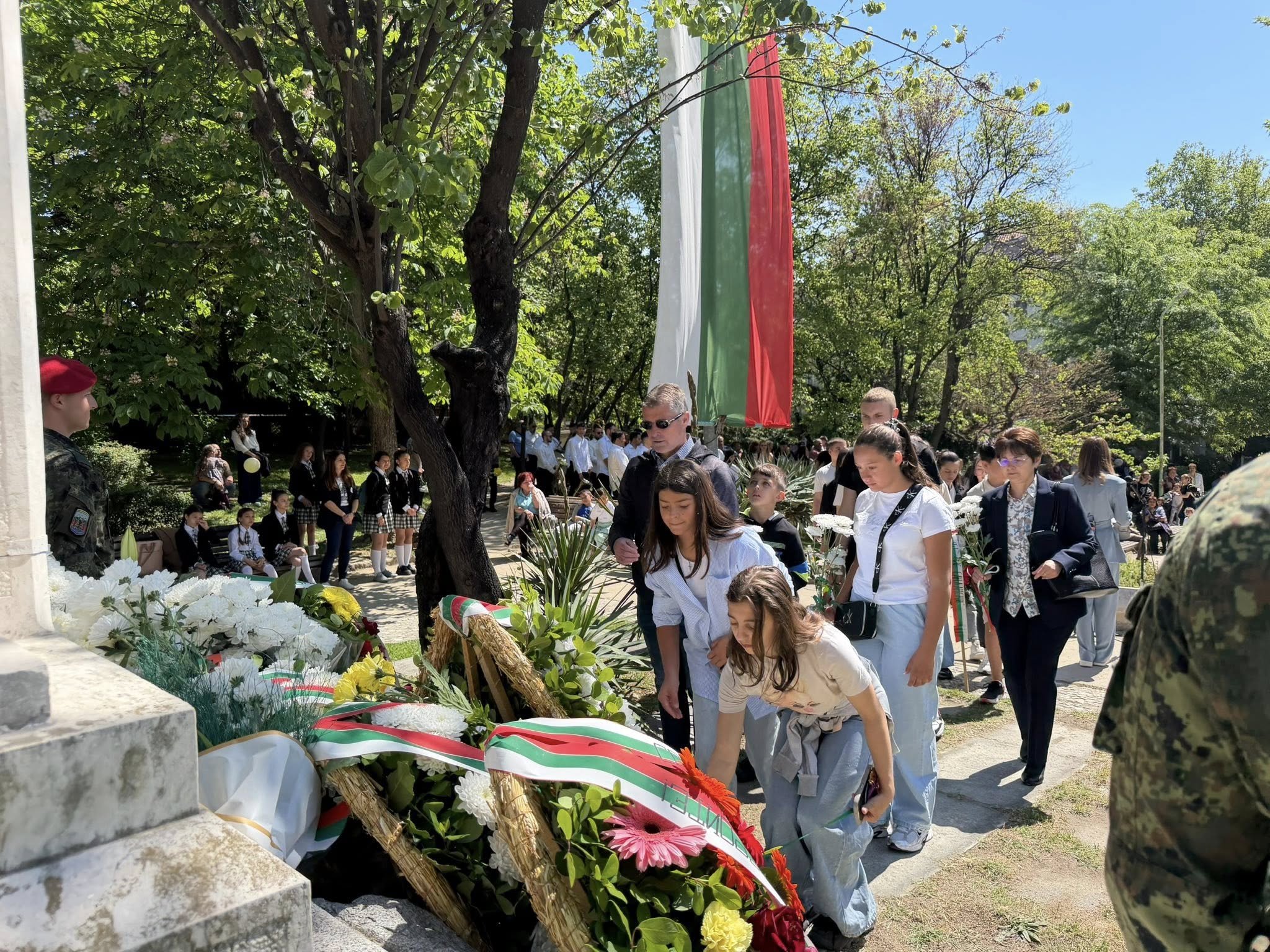 Сандански отдаде почит към героите на България по случай 6 май Сандански отдаде почит към героите на България по случай 6 май