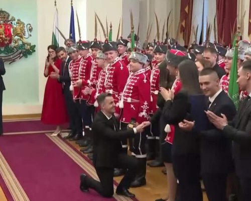 Предложение за брак в Гербовата зала: Доброволци в гвардейски отряд се сгодиха пред президента