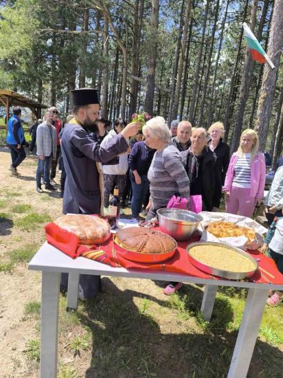 Светъл празник в Мечкул: Параклисът Св. Георги посрещна миряни за Гергьовден Светъл празник в Мечкул: Параклисът Св. Георги посрещна миряни за Гергьовден