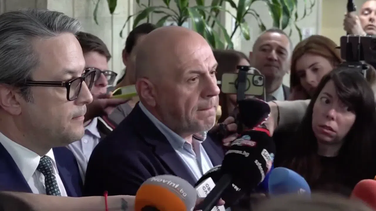 ГЕРБ-СДС: Няма да се прилепяме нито към управляващите, нито към опозицията, ще следваме собствена линия ГЕРБ-СДС: Няма да се прилепяме нито към управляващите, нито към опозицията, ще следваме собствена линия