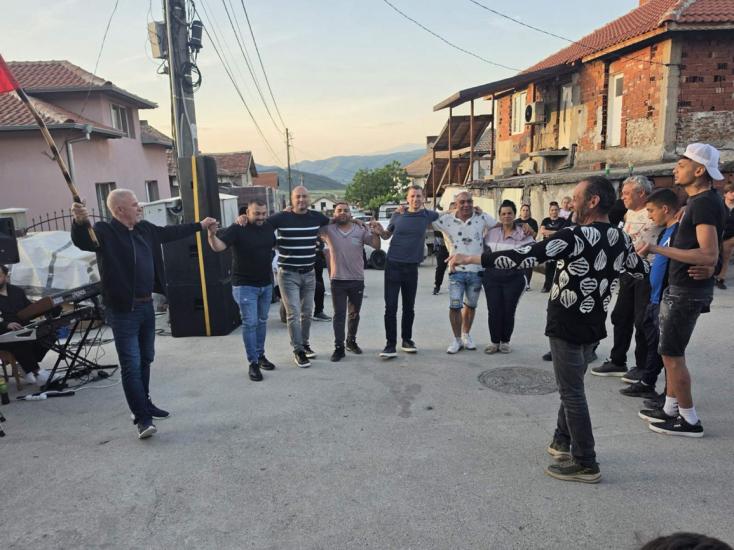 Ромската махала в Крупник отбеляза Гергьовден с песни, хора и настроение Ромската махала в Крупник отбеляза Гергьовден с песни, хора и настроение