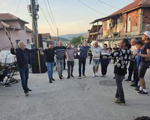 Ромската махала в Крупник отбеляза Гергьовден с песни, хора и настроение
