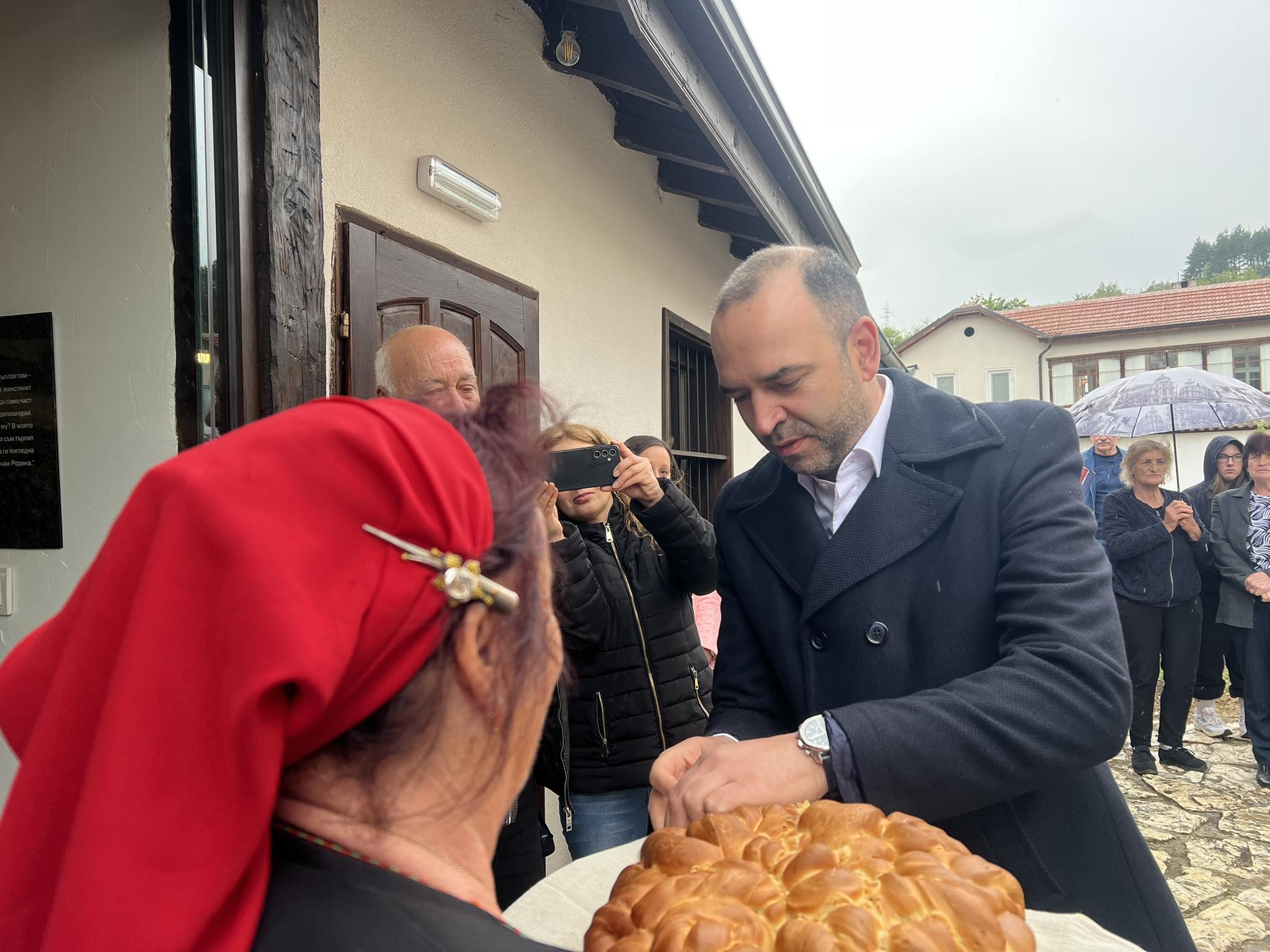 Откриха арт-кафе в двора на къщата-музей на Вл. Димитров-Майстора в село Шишковци Откриха арт-кафе в двора на къщата-музей на Вл. Димитров-Майстора в село Шишковци