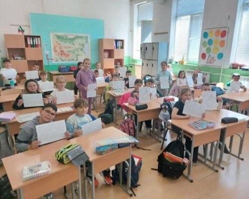 Малки писателки в Симитли вдъхновиха ученици със своите авторски книжки