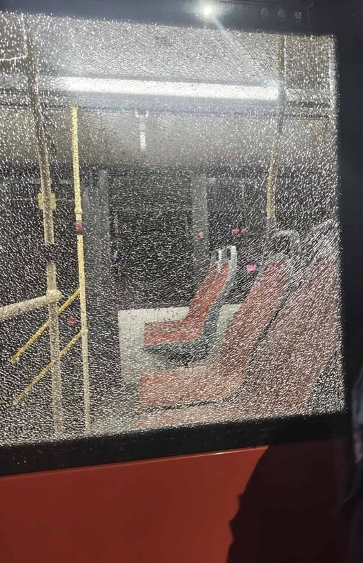 Нападение над автобус в Перник: Полицията издирва непълнолетни за стрелбата