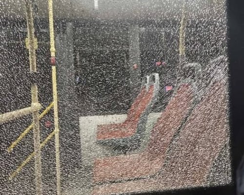 Нападение над автобус в Перник: Полицията издирва непълнолетни за стрелбата