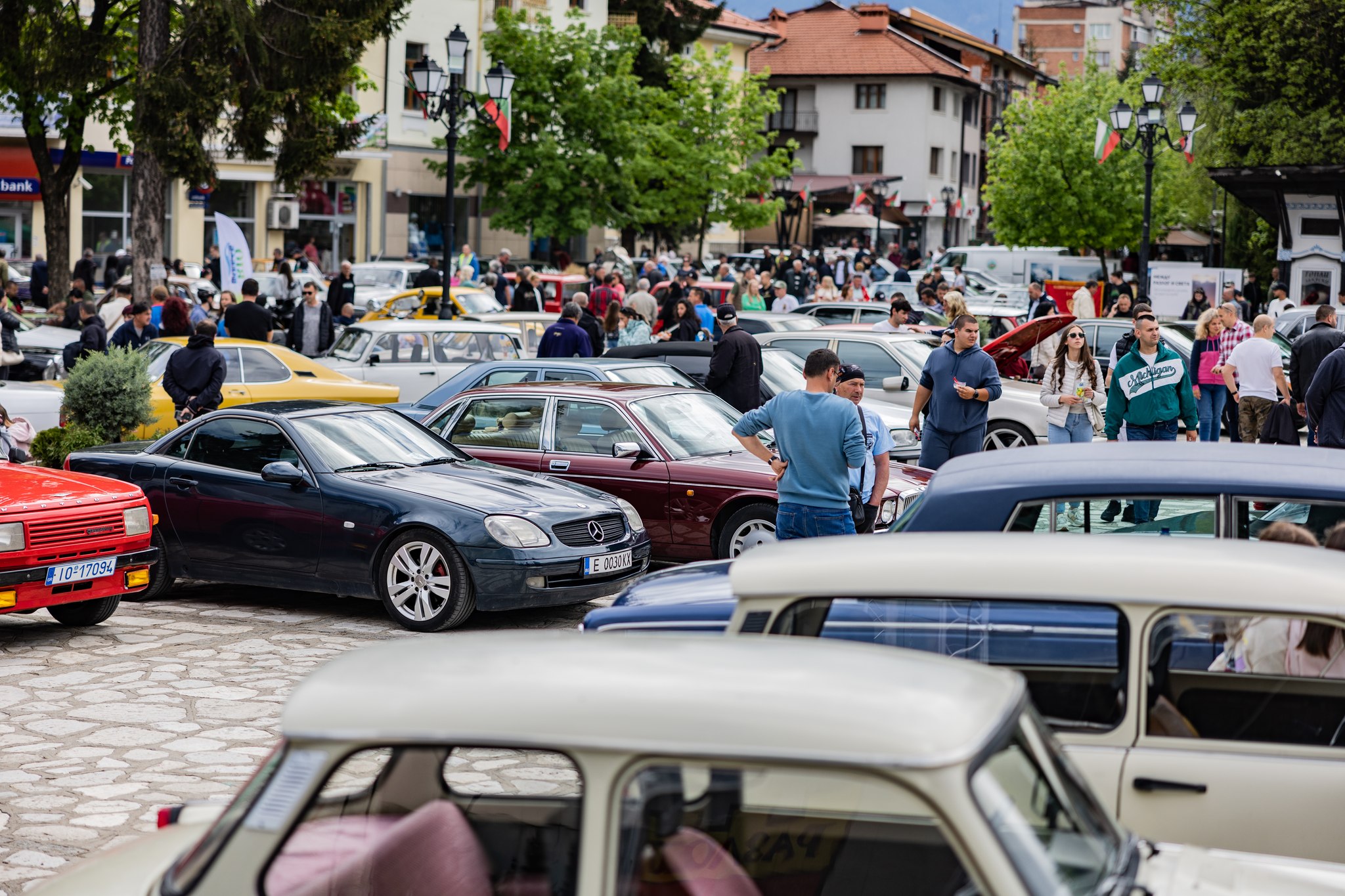 Над 250 класически автомобила впечатлиха Разлог на юбилейния Ретро парад