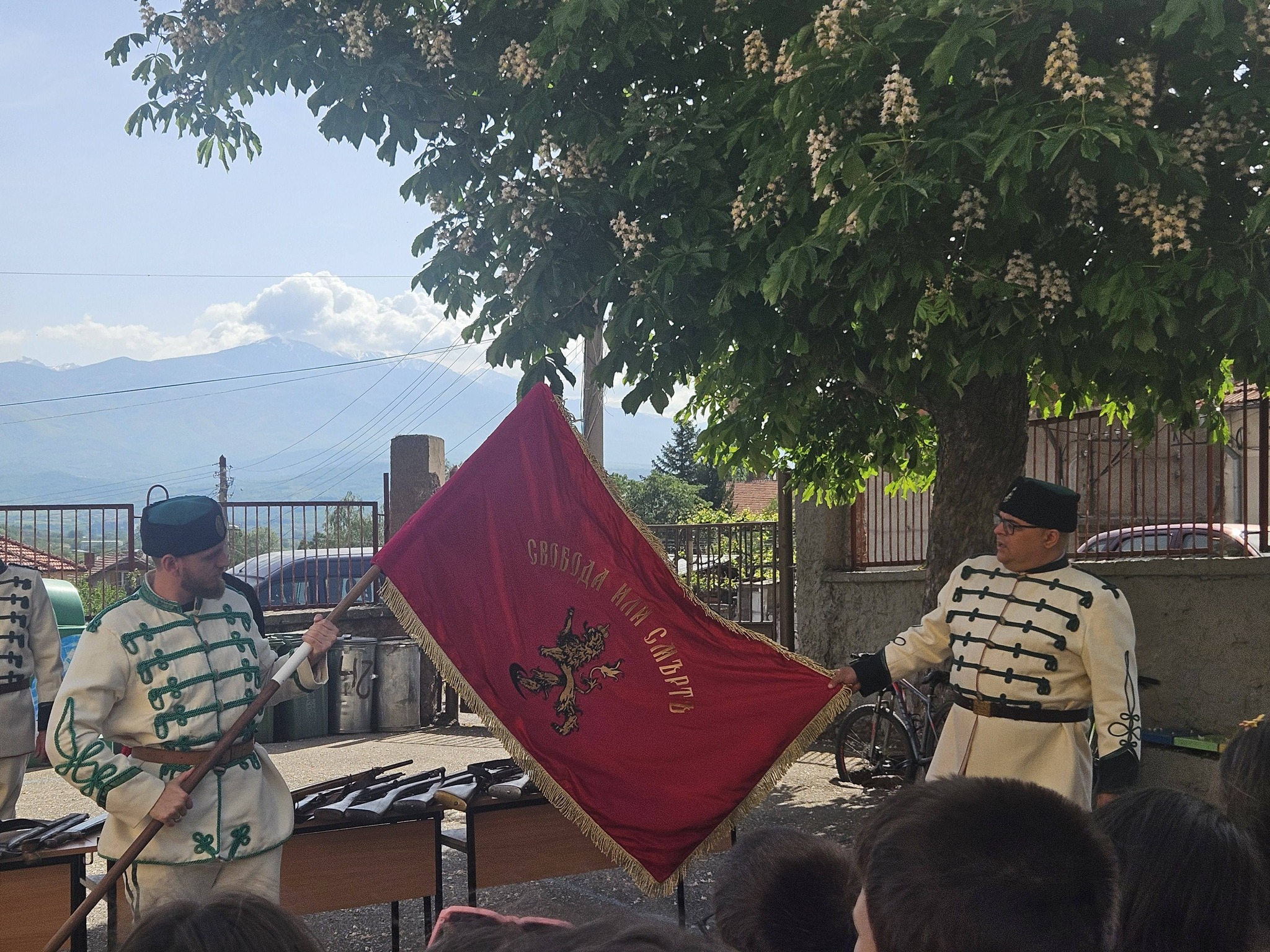 Училище за юнаци оживи историята в Бобошево на патронния празник на училището Училище за юнаци оживи историята в Бобошево на патронния празник на училището