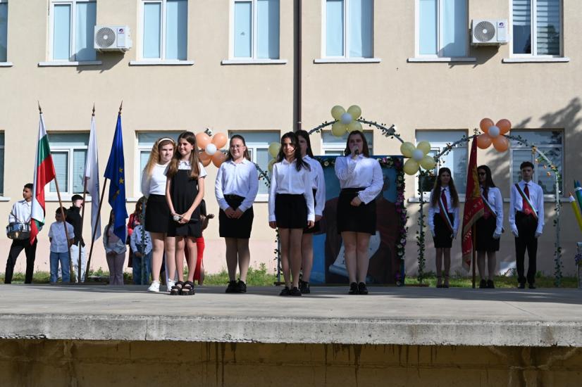 Изявени ученици от СУ Св. Св. Кирил и Методий в Симитли бяха наградени на патронния празник на училището-11 май