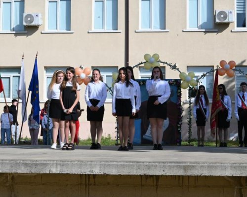 Изявени ученици от СУ Св. Св. Кирил и Методий в Симитли бяха наградени на патронния празник на училището-11 май