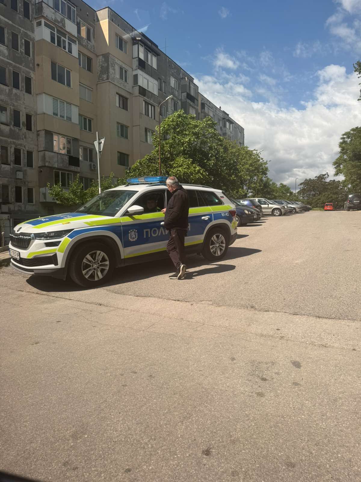 ЗРЕЛИЩНО: Кола потегли и падна при блок 16 в жк Спартак в Сандански