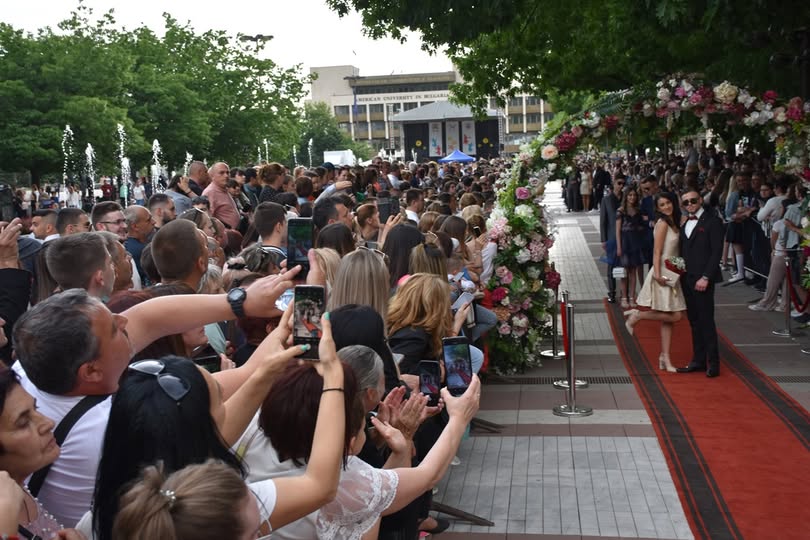 Над 800 зрелостници ще дефилират по червения килим на площад Георги Измирлиев в Благоевград по време на абитуриентските балове