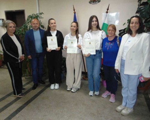 ОДМВР-Благоевград награди с грамоти за проявена доблест три ученички от ПГ  Яне Сандански  -Сандански
