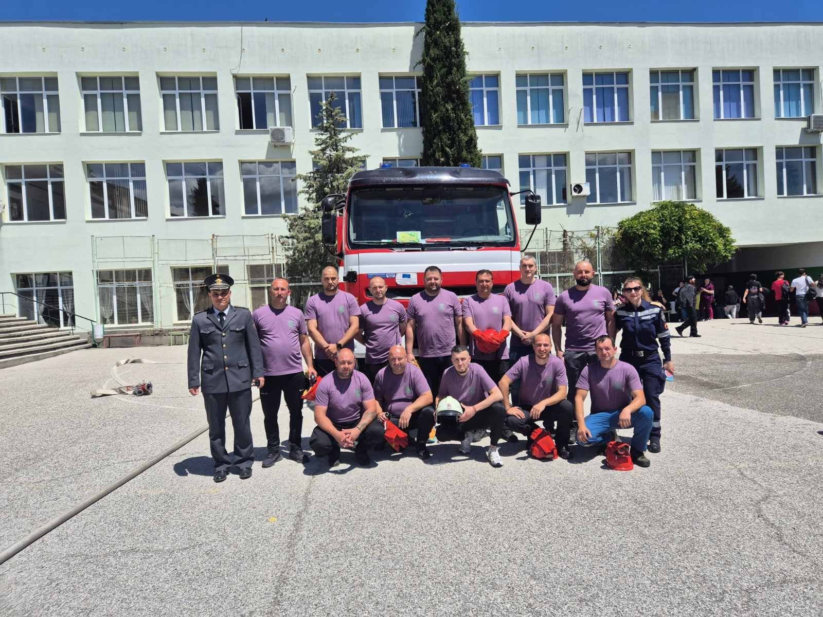 Доброволци и пожарникари с демонстрации по спасяване и пожарна безопасност в Банско и Сандански