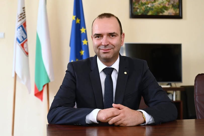 Кметът Огнян Атанасов с поздрав към Дирекция Бюро по труда -Кюстендил по повод 15 май Кметът Огнян Атанасов с поздрав към Дирекция Бюро по труда -Кюстендил по повод 15 май