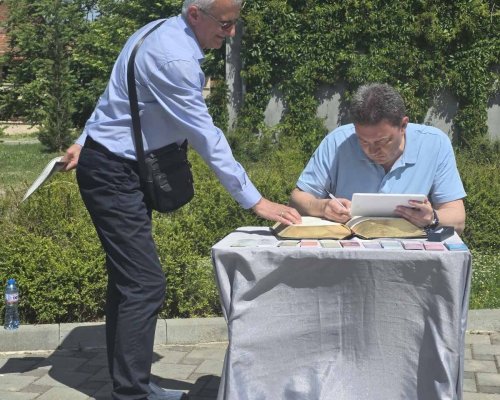 Кметът Бръчков и петричани преписват Славейковата библия