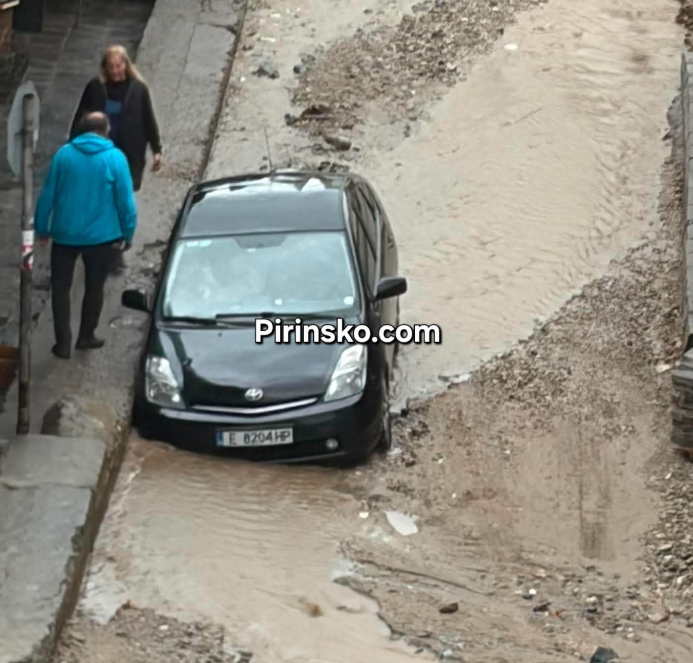Лек автомобил пропадна в района на пазара в гр. Сандански след обилния дъжд