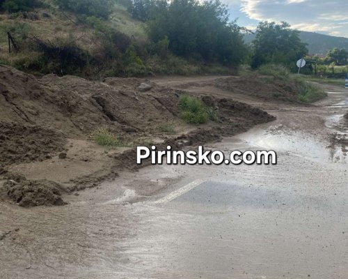 Свлачище временно затвори пътя Рибник-Кресна, движението вече е възстановено