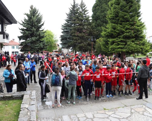 СТОТИЦИ БЯГАХА В ПОДКРЕПА НА МЛАДЕЖИ В РИСК