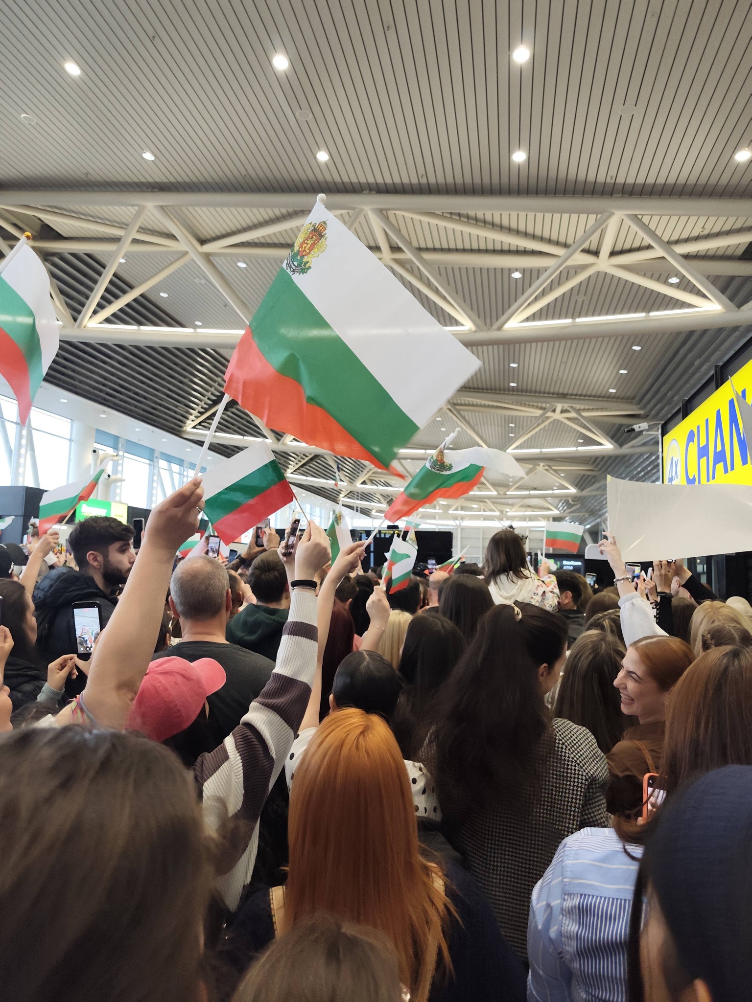 Чаушите на Разлог посрещнаха голямата Дара след триумфа на Евровизия