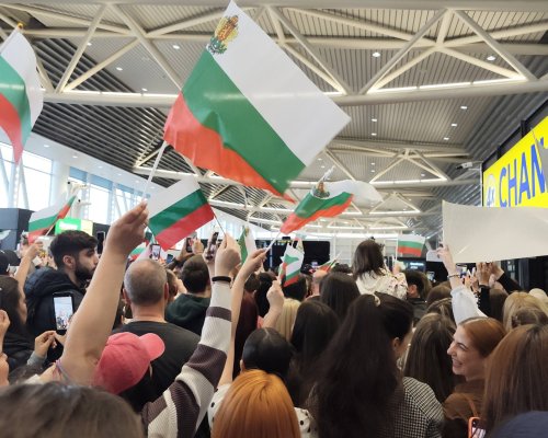 Чаушите на Разлог посрещнаха голямата Дара след триумфа на  Евровизия