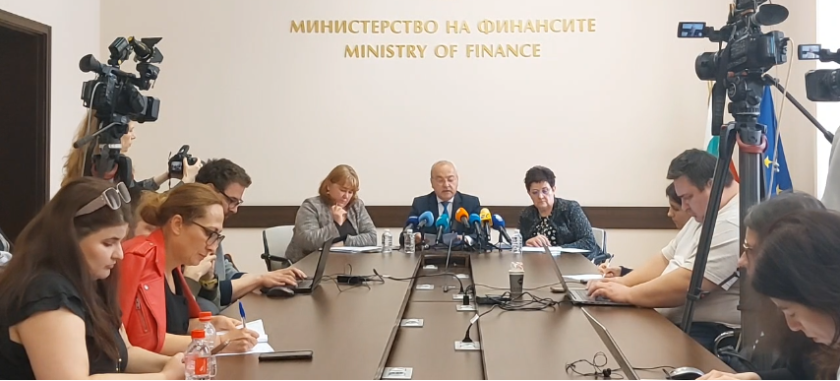 Гълъб Донев с важни новини за данъците, пенсиите и заплатите на министри, депутати и полицаи Гълъб Донев с важни новини за данъците, пенсиите и заплатите на министри, депутати и полицаи