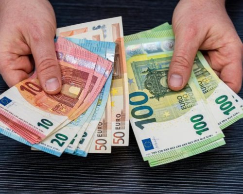 Откриха фалшиви евробанкноти на стойност 950 евро