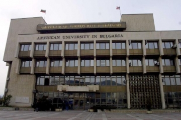 Студенти от 40 държави показват своите обичаи, танци и кулинарни умения в Американския университет в България