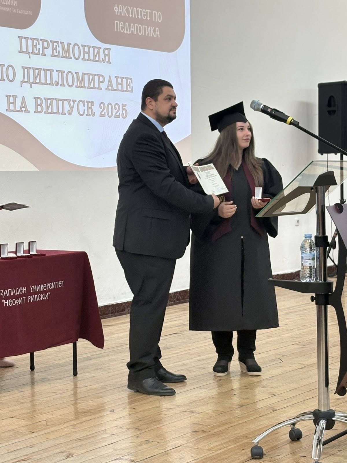 Областният управител Васил Трендафилов бе гост на церемонията по дипломиране на студенти от Факултета по педагогика в ЮЗУ