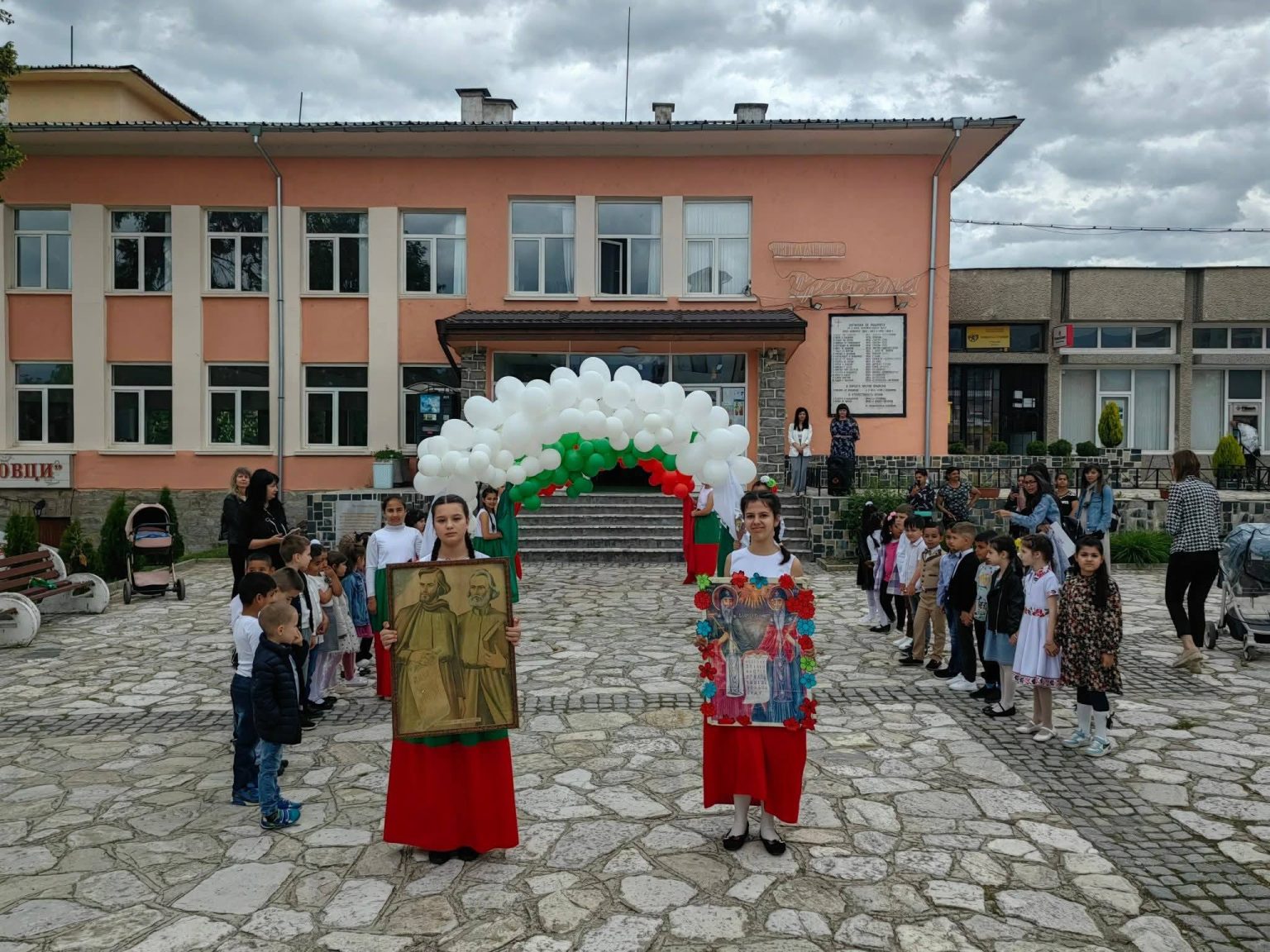 Вълнение и празнично настроение за 24 май в село Баня Вълнение и празнично настроение за 24 май в село Баня