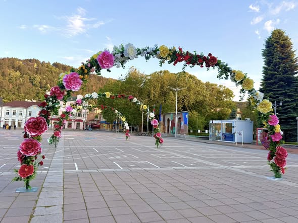 Красиви цветни арки за абитуриентите в Кюстендил