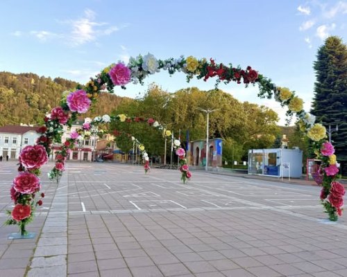 Красиви цветни арки за абитуриентите в Кюстендил