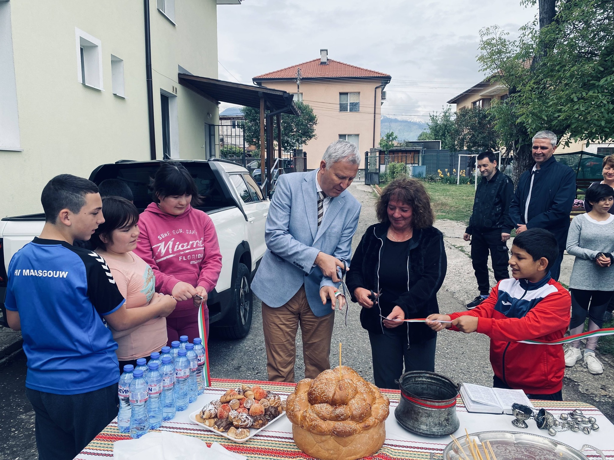 Кметът Красимир Герчев преряза лентата на фотоволтаични системи и електромобилност-нови стандарти в предоставянето на социални услуги в Разлог Кметът Красимир Герчев преряза лентата на фотоволтаични системи и електромобилност-нови стандарти в предоставянето на социални услуги в Разлог