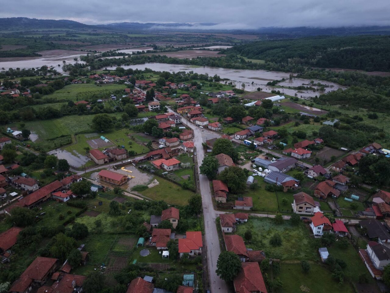 Евакуират жители в Севлиево: Реката преля, водата достигна 1,20 метра
