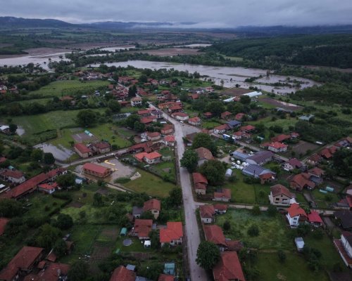 Евакуират жители в Севлиево: Реката преля, водата достигна 1,20 метра