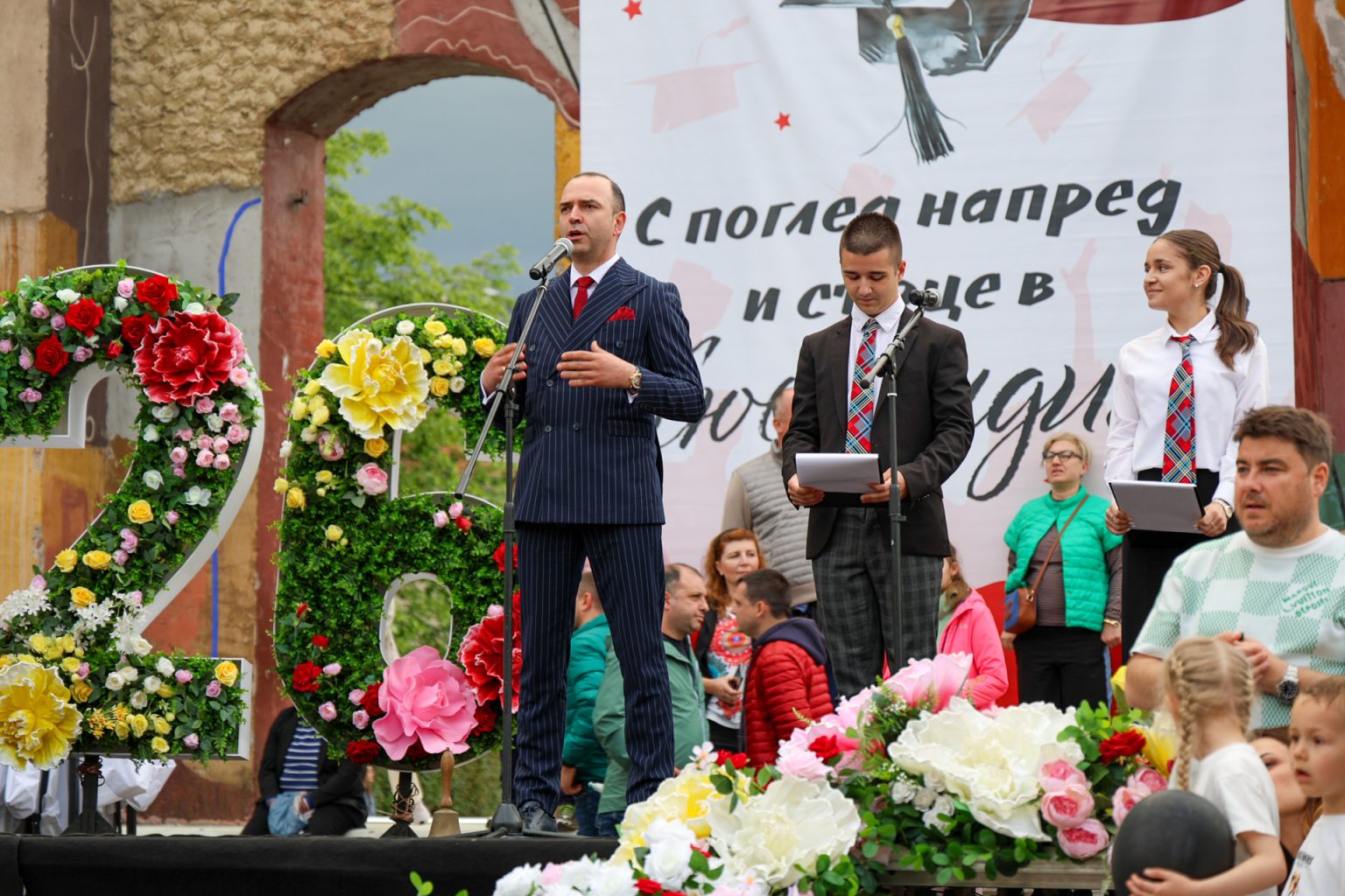 Кюстендил изпрати първите абитуриенти от Випуск 2026 с аплодисменти Кюстендил изпрати първите абитуриенти от Випуск 2026 с аплодисменти