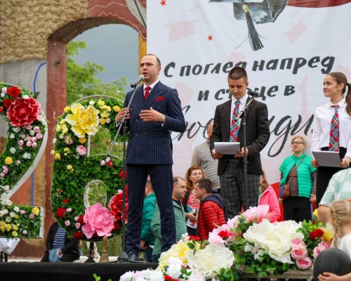 Кюстендил изпрати първите абитуриенти от Випуск 2026 с аплодисменти