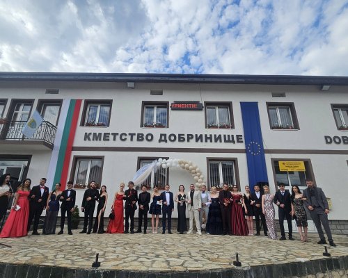 Абитуриентите на Добринище поеха по пътя към новия етап от живота си