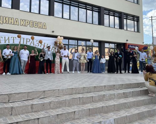 Кресна изпрати Випуск 2026 с тържествено дефиле и емоционални послания