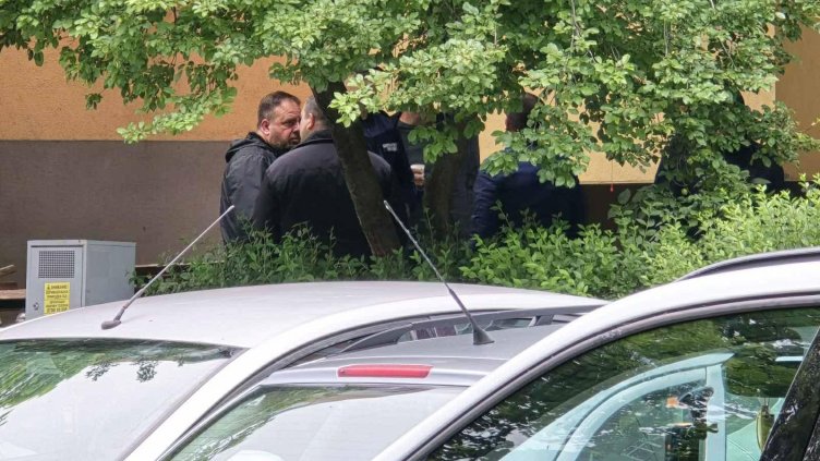 Трагедията в Благоевград: Теглилки за дрога намерени в апартамента на 17-годишното момче Трагедията в Благоевград: Теглилки за дрога намерени в апартамента на 17-годишното момче