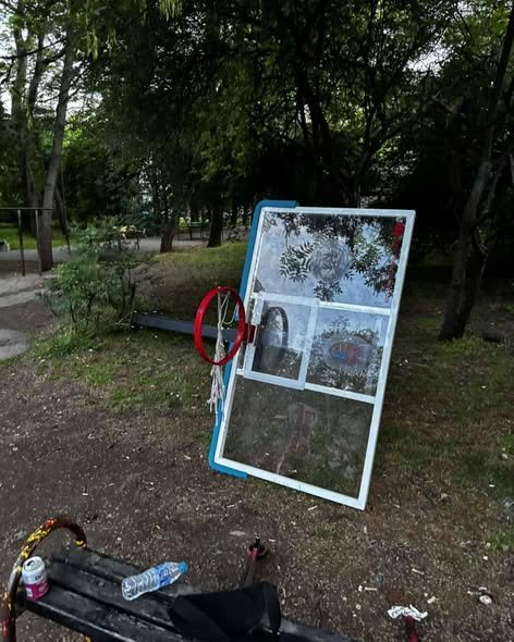 Баскетболен кош се срути на пълно с деца игрище в София Баскетболен кош се срути на пълно с деца игрище в София