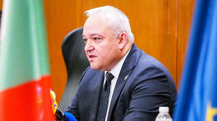 Демерджиев: По-добре да се подаде сигнал, отколкото да събираме деца по земята, паднали от 5-ия етаж Демерджиев: По-добре да се подаде сигнал, отколкото да събираме деца по земята, паднали от 5-ия етаж