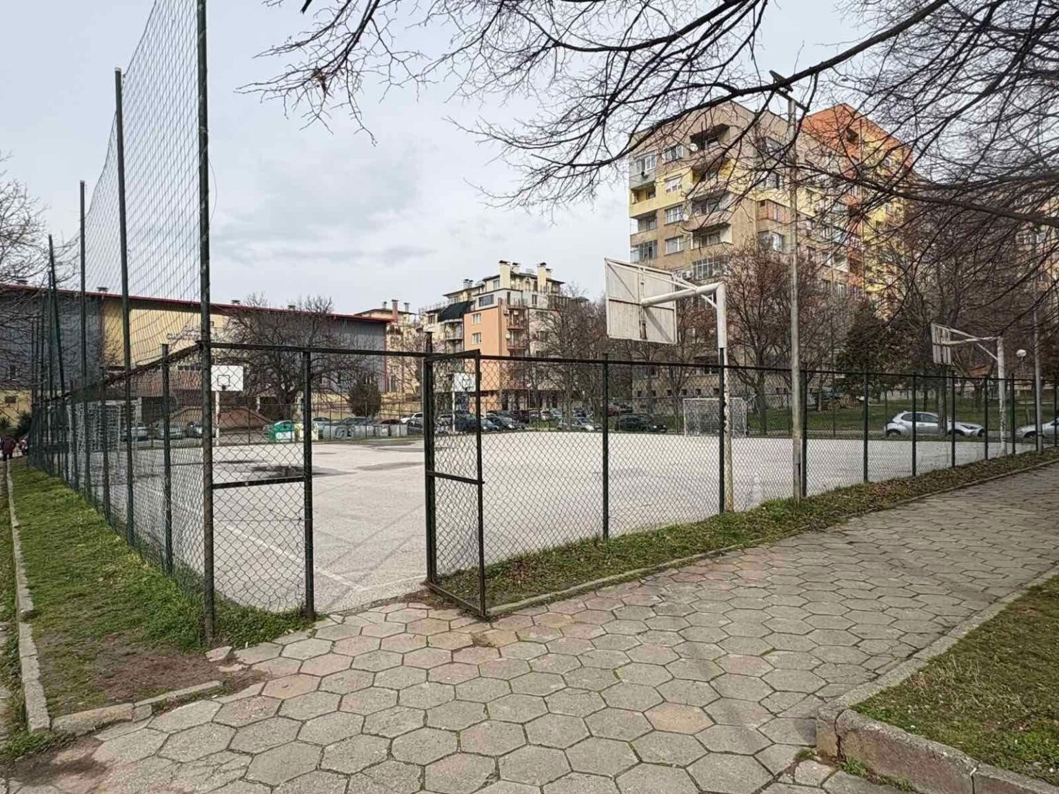 Две фирми в надпревара за ремонт на спортната площадка в ж.к. Запад Две фирми в надпревара за ремонт на спортната площадка в ж.к. Запад