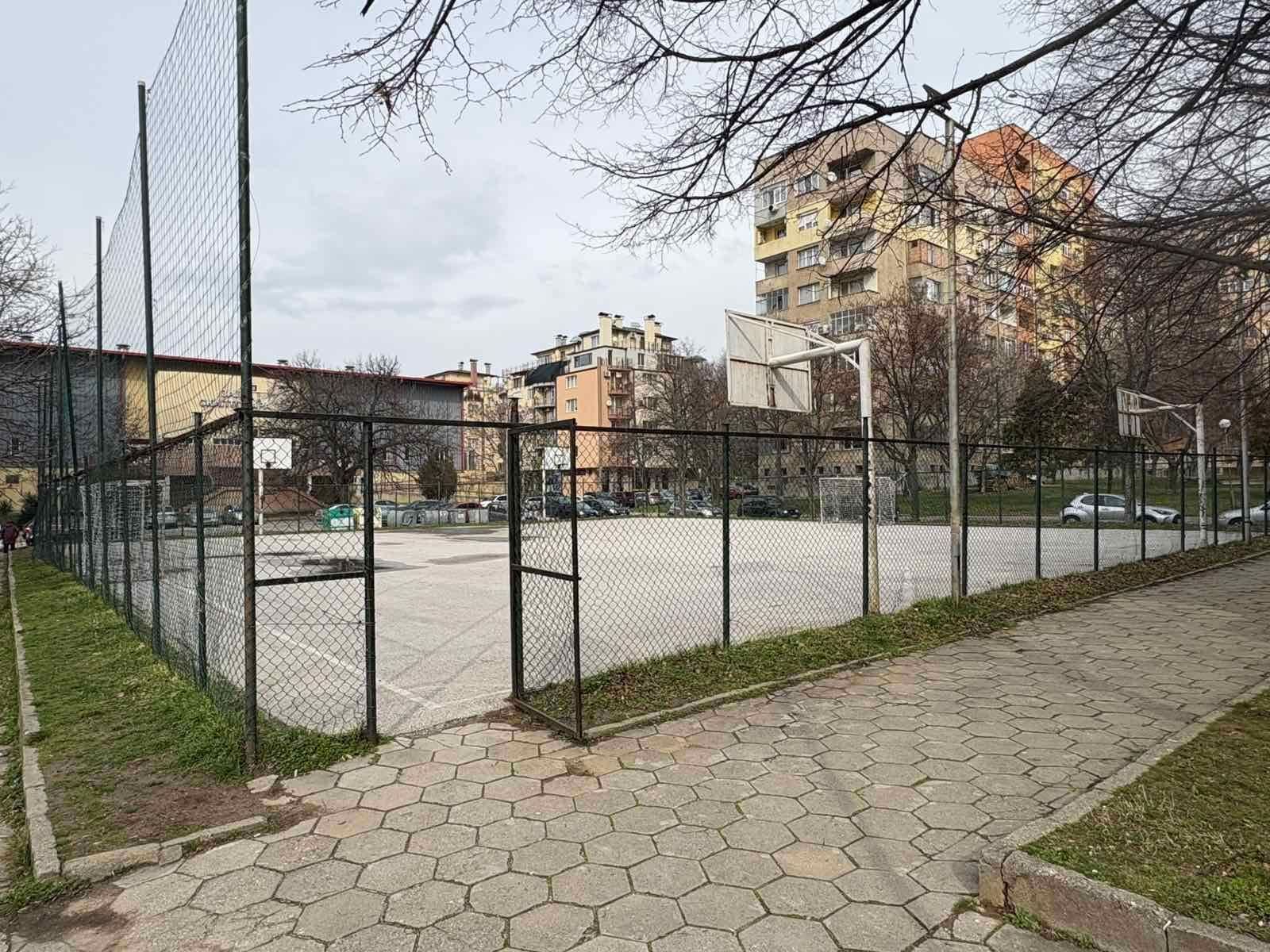 Фючър индъстрис и Анимат Билдинг Груп в оспорвана надпревара за ремонта на площадка в ж.к. Запад в Благоевград Фючър индъстрис и Анимат Билдинг Груп в оспорвана надпревара за ремонта на площадка в ж.к. Запад в Благоевград